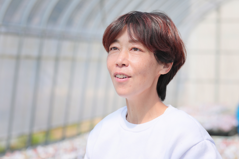 ハウス内で話す糸島多肉Labの代表